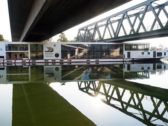 2 dead when cruise ships strikes bridge