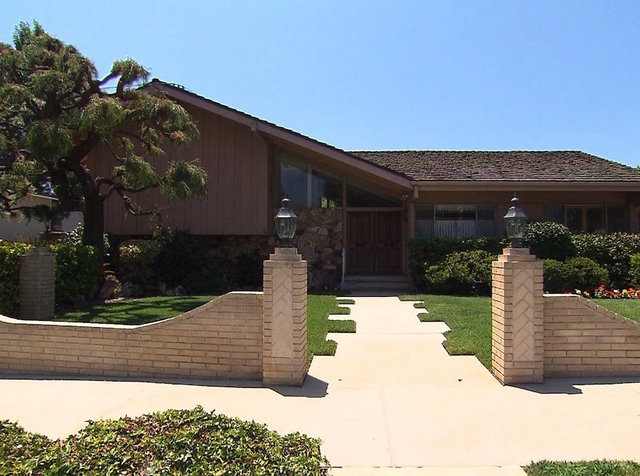 'NSYNC singer Lance Bass loses bid for 'Brady Bunch' house, calls what happened 'shady'